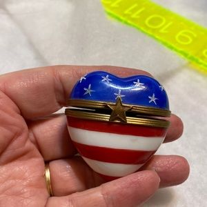 Point Main heart shaped, flag decorated keepsake.